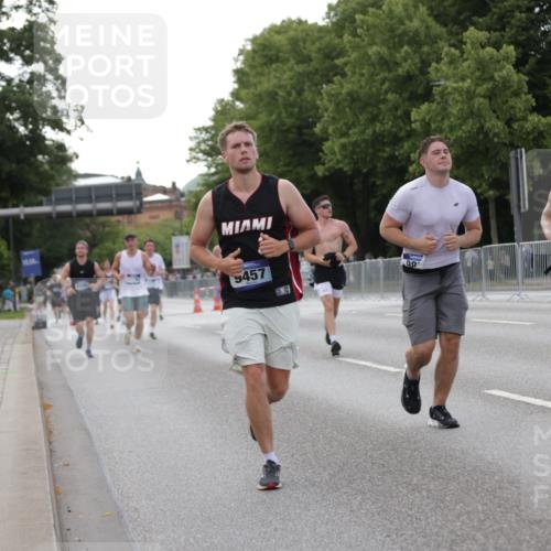29.06.2025 - hella hamburg halbmarathon Jannik Wohlers http://msf.ph/oto/8143026 29.06.2025 10:07:59 Lombardsbrücke 1427, 2427, 5926, 6590, 7198, 7476, 9457, 9616, 9823, 10609, 10857, 11780, 13014, 14631, 14902, 14965, 15429, 16439 meine-sportfotos.de