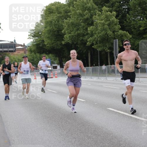29.06.2025 - hella hamburg halbmarathon Jannik Wohlers http://msf.ph/oto/8143028 29.06.2025 10:08:02 Lombardsbrücke 1427, 2427, 5926, 6590, 7198, 7476, 9457, 9616, 9823, 10092, 10609, 10857, 11780, 13014, 14631, 14902, 14965, 15429, 16439 meine-sportfotos.de