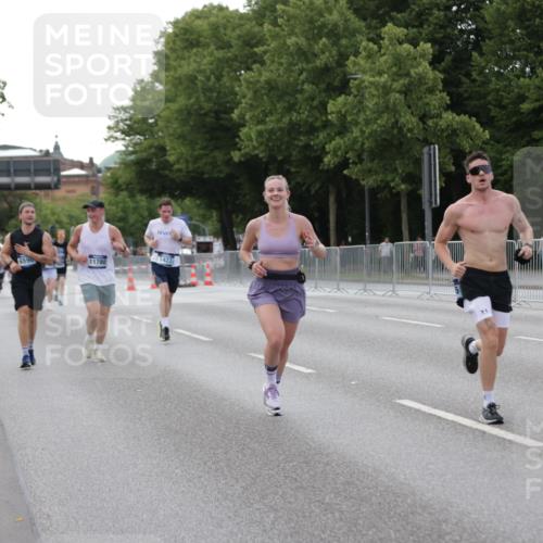 29.06.2025 - hella hamburg halbmarathon Jannik Wohlers http://msf.ph/oto/8143033 29.06.2025 10:08:02 Lombardsbrücke 1427, 2427, 5926, 6590, 7198, 7476, 9457, 9616, 9823, 10092, 10609, 10857, 11780, 13014, 14631, 14902, 14965, 15429, 16439 meine-sportfotos.de