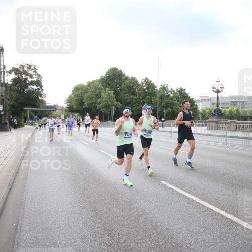 29.06.2025 - hella hamburg halbmarathon Jannik Wohlers http://msf.ph/oto/8143040 29.06.2025 09:45:53 Lombardsbrücke 2525, 3809, 3843, 3955, 5042, 6169, 7055, 7534, 7845, 7901, 8784, 8864, 8956, 9345, 10453, 10865, 11282, 11833, 13252, 13617, 14276, 14293, 14699, 15115, 15391, 15689, 16065, 16140, 16507, 16580, 16695, 16931, 17056, 17213, 17768, 17826, 18235, 18562, 18563 meine-sportfotos.de