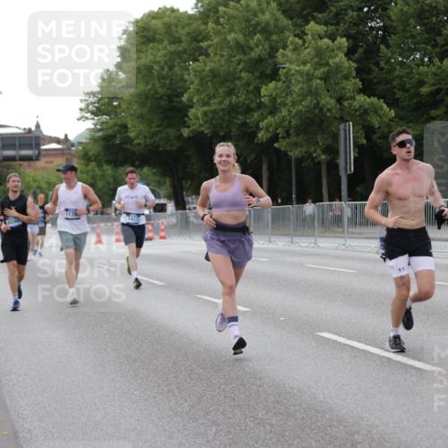 29.06.2025 - hella hamburg halbmarathon Jannik Wohlers http://msf.ph/oto/8143041 29.06.2025 10:08:02 Lombardsbrücke 1427, 2427, 5926, 6590, 7198, 7476, 9457, 9616, 9823, 10092, 10609, 10857, 11780, 13014, 14631, 14902, 14965, 15429, 16439 meine-sportfotos.de