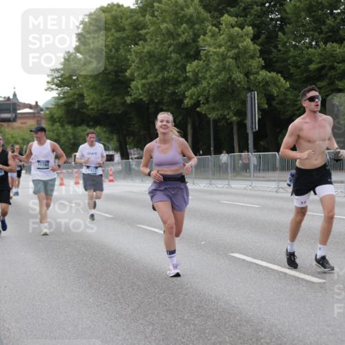 29.06.2025 - hella hamburg halbmarathon Jannik Wohlers http://msf.ph/oto/8143047 29.06.2025 10:08:02 Lombardsbrücke 1427, 2427, 5926, 6590, 7198, 7476, 9457, 9616, 9823, 10092, 10609, 10857, 11780, 13014, 14631, 14902, 14965, 15429, 16439 meine-sportfotos.de