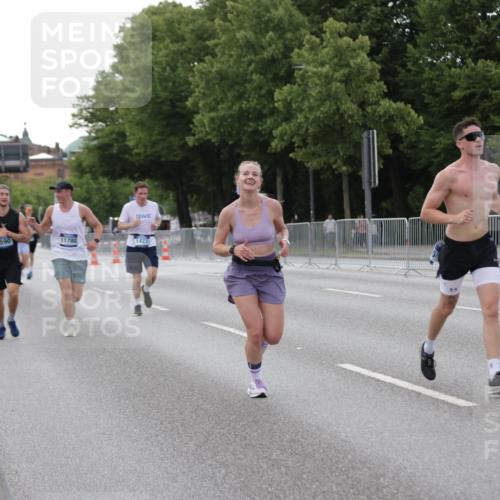 29.06.2025 - hella hamburg halbmarathon Jannik Wohlers http://msf.ph/oto/8143051 29.06.2025 10:08:02 Lombardsbrücke 1427, 2427, 5926, 6590, 7198, 7476, 9457, 9616, 9823, 10092, 10609, 10857, 11780, 13014, 14631, 14902, 14965, 15429, 16439 meine-sportfotos.de