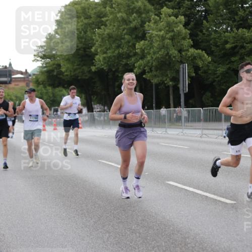 29.06.2025 - hella hamburg halbmarathon Jannik Wohlers http://msf.ph/oto/8143056 29.06.2025 10:08:02 Lombardsbrücke 1427, 2427, 5926, 6590, 7198, 7476, 9457, 9616, 9823, 10092, 10609, 10857, 11780, 13014, 14631, 14902, 14965, 15429, 16439 meine-sportfotos.de