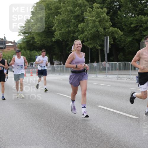 29.06.2025 - hella hamburg halbmarathon Jannik Wohlers http://msf.ph/oto/8143059 29.06.2025 10:08:02 Lombardsbrücke 1427, 2427, 5926, 6590, 7198, 7476, 9457, 9616, 9823, 10092, 10609, 10857, 11780, 13014, 14631, 14902, 14965, 15429, 16439 meine-sportfotos.de