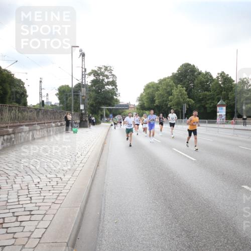 29.06.2025 - hella hamburg halbmarathon Jannik Wohlers http://msf.ph/oto/8143062 29.06.2025 09:45:54 Lombardsbrücke 2525, 3809, 3843, 3955, 5042, 6169, 7055, 7534, 7845, 7901, 8784, 8864, 8956, 9345, 10453, 10865, 11282, 11833, 13252, 13617, 14276, 14293, 14699, 15115, 15391, 15689, 16065, 16140, 16507, 16580, 16695, 16931, 17056, 17213, 17768, 17826, 18235, 18562, 18563 meine-sportfotos.de