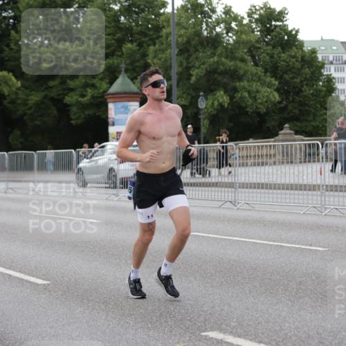 29.06.2025 - hella hamburg halbmarathon Jannik Wohlers http://msf.ph/oto/8143070 29.06.2025 10:08:03 Lombardsbrücke 1427, 2427, 5926, 6590, 7198, 7476, 9457, 9616, 9823, 10092, 10609, 10857, 11780, 13014, 14631, 14902, 14965, 15429, 16439 meine-sportfotos.de