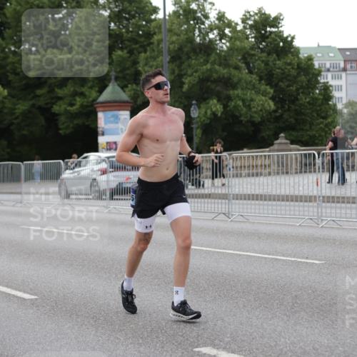29.06.2025 - hella hamburg halbmarathon Jannik Wohlers http://msf.ph/oto/8143073 29.06.2025 10:08:03 Lombardsbrücke 1427, 2427, 5926, 6590, 7198, 7476, 9457, 9616, 9823, 10092, 10609, 10857, 11780, 13014, 14631, 14902, 14965, 15429, 16439 meine-sportfotos.de