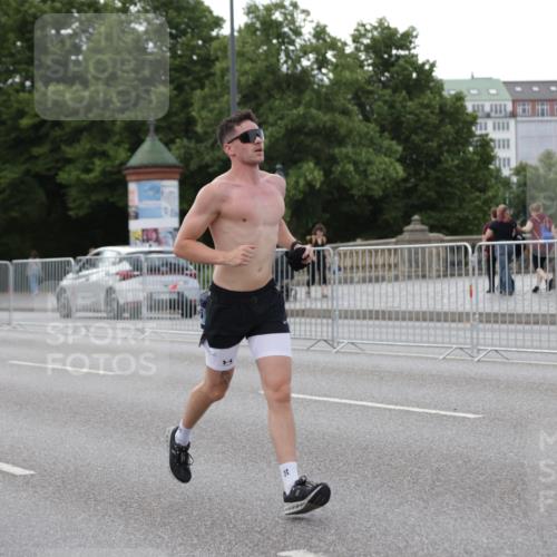 29.06.2025 - hella hamburg halbmarathon Jannik Wohlers http://msf.ph/oto/8143078 29.06.2025 10:08:03 Lombardsbrücke 1427, 2427, 5926, 6590, 7198, 7476, 9457, 9616, 9823, 10092, 10609, 10857, 11780, 13014, 14631, 14902, 14965, 15429, 16439 meine-sportfotos.de