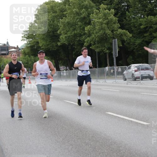 29.06.2025 - hella hamburg halbmarathon Jannik Wohlers http://msf.ph/oto/8143084 29.06.2025 10:08:03 Lombardsbrücke 1427, 2427, 5926, 6590, 7198, 7476, 9457, 9616, 9823, 10092, 10609, 10857, 11780, 13014, 14631, 14902, 14965, 15429, 16439 meine-sportfotos.de