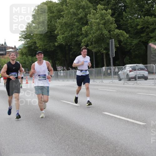 29.06.2025 - hella hamburg halbmarathon Jannik Wohlers http://msf.ph/oto/8143088 29.06.2025 10:08:03 Lombardsbrücke 1427, 2427, 5926, 6590, 7198, 7476, 9457, 9616, 9823, 10092, 10609, 10857, 11780, 13014, 14631, 14902, 14965, 15429, 16439 meine-sportfotos.de