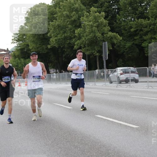 29.06.2025 - hella hamburg halbmarathon Jannik Wohlers http://msf.ph/oto/8143093 29.06.2025 10:08:03 Lombardsbrücke 1427, 2427, 5926, 6590, 7198, 7476, 9457, 9616, 9823, 10092, 10609, 10857, 11780, 13014, 14631, 14902, 14965, 15429, 16439 meine-sportfotos.de