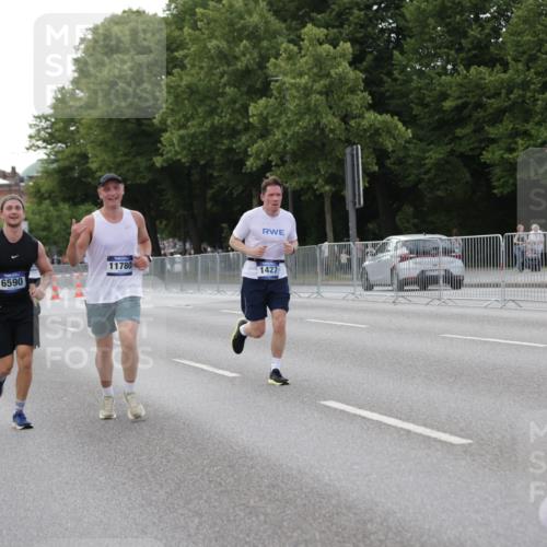 29.06.2025 - hella hamburg halbmarathon Jannik Wohlers http://msf.ph/oto/8143098 29.06.2025 10:08:04 Lombardsbrücke 1427, 2427, 5926, 6590, 7198, 7476, 9457, 9616, 9823, 9951, 9958, 10092, 10857, 11780, 14631, 14902, 14965, 15429, 16439 meine-sportfotos.de