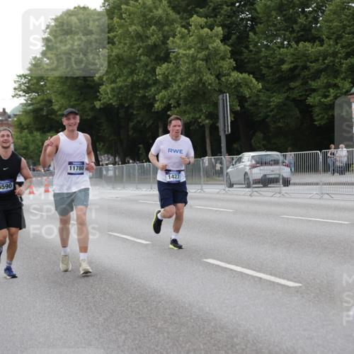 29.06.2025 - hella hamburg halbmarathon Jannik Wohlers http://msf.ph/oto/8143099 29.06.2025 10:08:04 Lombardsbrücke 1427, 2427, 5926, 6590, 7198, 7476, 9457, 9616, 9823, 9951, 9958, 10092, 10857, 11780, 14631, 14902, 14965, 15429, 16439 meine-sportfotos.de