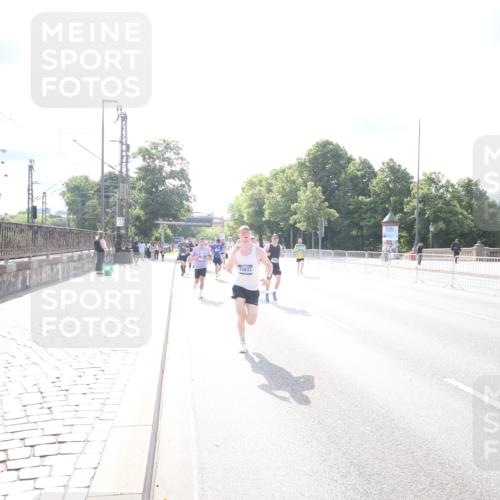 29.06.2025 - hella hamburg halbmarathon Jannik Wohlers http://msf.ph/oto/8143103 29.06.2025 09:47:59 Lombardsbrücke 1290, 1385, 1505, 1710, 1743, 2767, 3959, 4860, 5554, 5709, 6829, 7884, 8933, 9403, 10404, 10793, 10852, 11620, 11929, 12051, 12488, 12514, 12916, 13483, 13595, 13975, 14875, 14908, 15931, 15959, 16119, 17022, 17217, 17643, 17658, 18038, 18103, 18220, 18237, 18679, 18733, 19151 meine-sportfotos.de