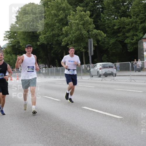 29.06.2025 - hella hamburg halbmarathon Jannik Wohlers http://msf.ph/oto/8143104 29.06.2025 10:08:04 Lombardsbrücke 1427, 2427, 5926, 6590, 7198, 7476, 9457, 9616, 9823, 9951, 9958, 10092, 10857, 11780, 14631, 14902, 14965, 15429, 16439 meine-sportfotos.de