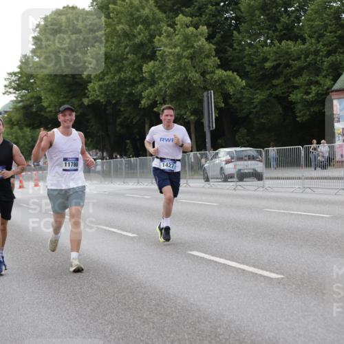 29.06.2025 - hella hamburg halbmarathon Jannik Wohlers http://msf.ph/oto/8143108 29.06.2025 10:08:04 Lombardsbrücke 1427, 2427, 5926, 6590, 7198, 7476, 9457, 9616, 9823, 9951, 9958, 10092, 10857, 11780, 14631, 14902, 14965, 15429, 16439 meine-sportfotos.de