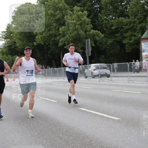 29.06.2025 - hella hamburg halbmarathon Jannik Wohlers http://msf.ph/oto/8143113 29.06.2025 10:08:04 Lombardsbrücke 1427, 2427, 5926, 6590, 7198, 7476, 9457, 9616, 9823, 9951, 9958, 10092, 10857, 11780, 14631, 14902, 14965, 15429, 16439 meine-sportfotos.de