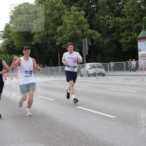 29.06.2025 - hella hamburg halbmarathon Jannik Wohlers http://msf.ph/oto/8143119 29.06.2025 10:08:04 Lombardsbrücke 1427, 2427, 5926, 6590, 7198, 7476, 9457, 9616, 9823, 9951, 9958, 10092, 10857, 11780, 14631, 14902, 14965, 15429, 16439 meine-sportfotos.de