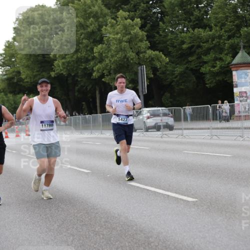 29.06.2025 - hella hamburg halbmarathon Jannik Wohlers http://msf.ph/oto/8143124 29.06.2025 10:08:04 Lombardsbrücke 1427, 2427, 5926, 6590, 7198, 7476, 9457, 9616, 9823, 9951, 9958, 10092, 10857, 11780, 14631, 14902, 14965, 15429, 16439 meine-sportfotos.de