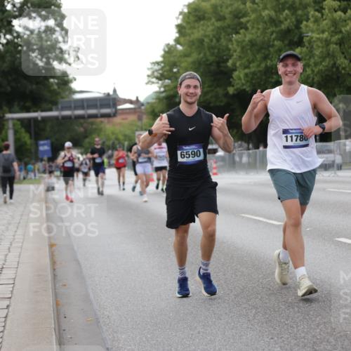 29.06.2025 - hella hamburg halbmarathon Jannik Wohlers http://msf.ph/oto/8143142 29.06.2025 10:08:05 Lombardsbrücke 1427, 6100, 6590, 7198, 7476, 9457, 9616, 9823, 9951, 9958, 10092, 11780, 11967, 12144, 14631, 14902, 14965, 15429, 16439 meine-sportfotos.de