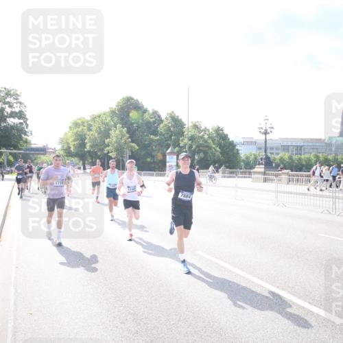 29.06.2025 - hella hamburg halbmarathon Jannik Wohlers http://msf.ph/oto/8143146 29.06.2025 09:48:01 Lombardsbrücke 1290, 1505, 1710, 2767, 4860, 5554, 5709, 6829, 7884, 8933, 9403, 10404, 10793, 10852, 11929, 12051, 12488, 12514, 12916, 13483, 13595, 13975, 14875, 15931, 15959, 16119, 17005, 17022, 17217, 17643, 17658, 18038, 18103, 18220, 18237, 18679, 18733, 18802, 19151 meine-sportfotos.de