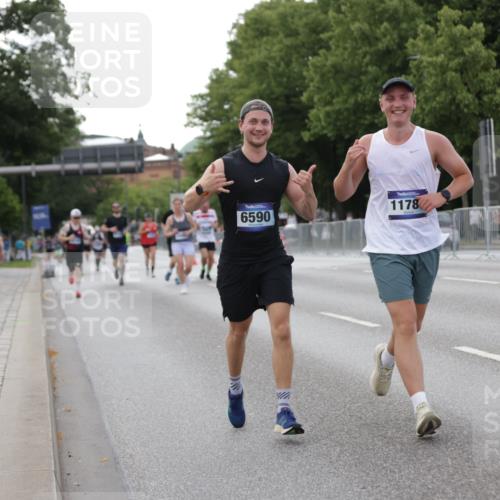 29.06.2025 - hella hamburg halbmarathon Jannik Wohlers http://msf.ph/oto/8143148 29.06.2025 10:08:05 Lombardsbrücke 1427, 6100, 6590, 7198, 7476, 9457, 9616, 9823, 9951, 9958, 10092, 11780, 11967, 12144, 14631, 14902, 14965, 15429, 16439 meine-sportfotos.de