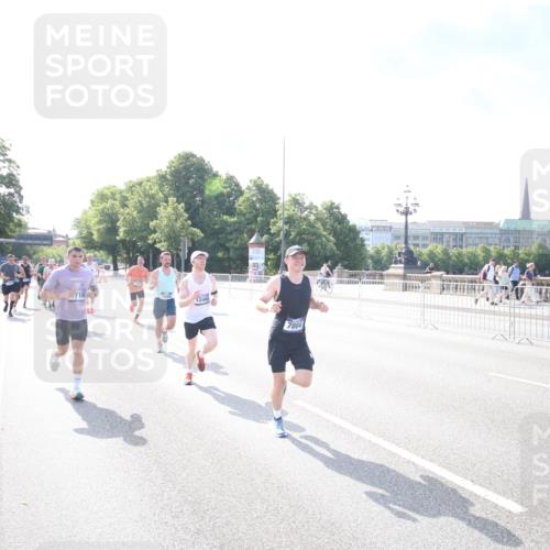 29.06.2025 - hella hamburg halbmarathon Jannik Wohlers http://msf.ph/oto/8143151 29.06.2025 09:48:01 Lombardsbrücke 1290, 1505, 1710, 2767, 4860, 5554, 5709, 6829, 7884, 8933, 9403, 10404, 10793, 10852, 11929, 12051, 12488, 12514, 12916, 13483, 13595, 13975, 14875, 15931, 15959, 16119, 17005, 17022, 17217, 17643, 17658, 18038, 18103, 18220, 18237, 18679, 18733, 18802, 19151 meine-sportfotos.de