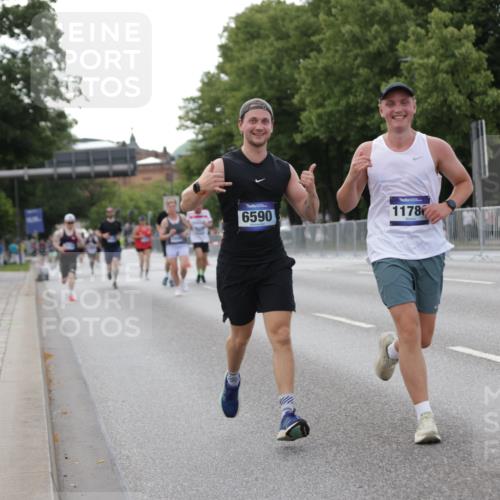 29.06.2025 - hella hamburg halbmarathon Jannik Wohlers http://msf.ph/oto/8143153 29.06.2025 10:08:05 Lombardsbrücke 1427, 6100, 6590, 7198, 7476, 9457, 9616, 9823, 9951, 9958, 10092, 11780, 11967, 12144, 14631, 14902, 14965, 15429, 16439 meine-sportfotos.de