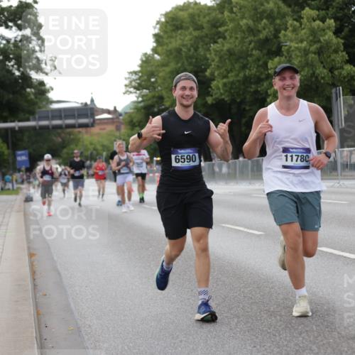 29.06.2025 - hella hamburg halbmarathon Jannik Wohlers http://msf.ph/oto/8143157 29.06.2025 10:08:05 Lombardsbrücke 1427, 6100, 6590, 7198, 7476, 9457, 9616, 9823, 9951, 9958, 10092, 11780, 11967, 12144, 14631, 14902, 14965, 15429, 16439 meine-sportfotos.de