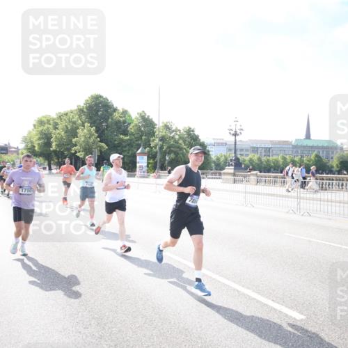29.06.2025 - hella hamburg halbmarathon Jannik Wohlers http://msf.ph/oto/8143164 29.06.2025 09:48:01 Lombardsbrücke 1290, 1505, 1710, 2767, 4860, 5554, 5709, 6829, 7884, 8933, 9403, 10404, 10793, 10852, 11929, 12051, 12488, 12514, 12916, 13483, 13595, 13975, 14875, 15931, 15959, 16119, 17005, 17022, 17217, 17643, 17658, 18038, 18103, 18220, 18237, 18679, 18733, 18802, 19151 meine-sportfotos.de