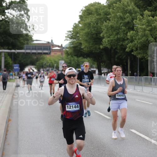 29.06.2025 - hella hamburg halbmarathon Jannik Wohlers http://msf.ph/oto/8143173 29.06.2025 10:08:11 Lombardsbrücke 1427, 6100, 6590, 7476, 9951, 9958, 10035, 10092, 11780, 11967, 12144, 14902, 14965, 15429, 16439 meine-sportfotos.de