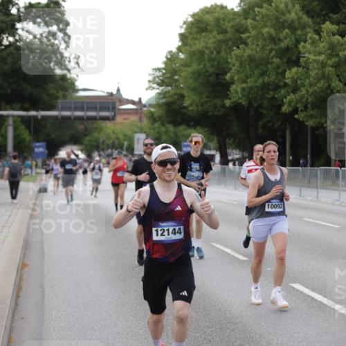 29.06.2025 - hella hamburg halbmarathon Jannik Wohlers http://msf.ph/oto/8143176 29.06.2025 10:08:11 Lombardsbrücke 1427, 6100, 6590, 7476, 9951, 9958, 10035, 10092, 11780, 11967, 12144, 14902, 14965, 15429, 16439 meine-sportfotos.de
