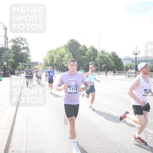 29.06.2025 - hella hamburg halbmarathon Jannik Wohlers http://msf.ph/oto/8143177 29.06.2025 09:48:02 Lombardsbrücke 1290, 1505, 1710, 2767, 4860, 5554, 5709, 7884, 8933, 9403, 10404, 10793, 10852, 11929, 12051, 12488, 12514, 12916, 13483, 13975, 14875, 15931, 15959, 16119, 17005, 17022, 17643, 17658, 18038, 18220, 18237, 18679, 18733, 18802, 19151 meine-sportfotos.de