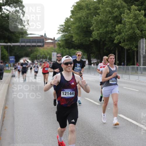 29.06.2025 - hella hamburg halbmarathon Jannik Wohlers http://msf.ph/oto/8143181 29.06.2025 10:08:11 Lombardsbrücke 1427, 6100, 6590, 7476, 9951, 9958, 10035, 10092, 11780, 11967, 12144, 14902, 14965, 15429, 16439 meine-sportfotos.de