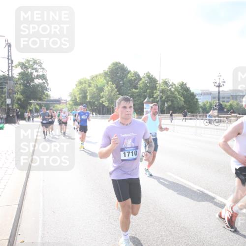 29.06.2025 - hella hamburg halbmarathon Jannik Wohlers http://msf.ph/oto/8143182 29.06.2025 09:48:02 Lombardsbrücke 1290, 1505, 1710, 2767, 4860, 5554, 5709, 7884, 8933, 9403, 10404, 10793, 10852, 11929, 12051, 12488, 12514, 12916, 13483, 13975, 14875, 15931, 15959, 16119, 17005, 17022, 17643, 17658, 18038, 18220, 18237, 18679, 18733, 18802, 19151 meine-sportfotos.de