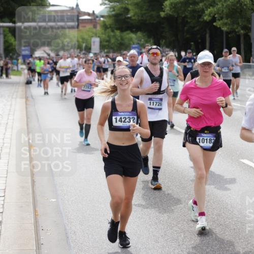 29.06.2025 - hella hamburg halbmarathon Jannik Wohlers http://msf.ph/oto/8143184 29.06.2025 10:45:05 Lombardsbrücke 1060, 1085, 1713, 2008, 2216, 2217, 2657, 2664, 2973, 3357, 3377, 3879, 4099, 4102, 4224, 4306, 4504, 4820, 5099, 5108, 5339, 5636, 5949, 6150, 6763, 6788, 6911, 6922, 7283, 7530, 7541, 7859, 8605, 8745, 9620, 10030, 10182, 10225, 10812, 11119, 11473, 11474, 11640, 11660, 11725, 11726, 12415, 12575, 12856, 12878, 13791, 13862, 14185, 14232, 14379, 14410, 14742, 15011, 15450, 15517, 15557, 15692, 16415, 18264, 19039 meine-sportfotos.de
