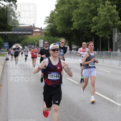 29.06.2025 - hella hamburg halbmarathon Jannik Wohlers http://msf.ph/oto/8143186 29.06.2025 10:08:11 Lombardsbrücke 1427, 6100, 6590, 7476, 9951, 9958, 10035, 10092, 11780, 11967, 12144, 14902, 14965, 15429, 16439 meine-sportfotos.de