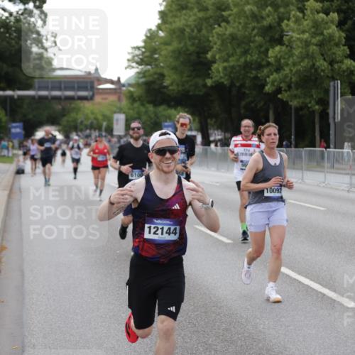 29.06.2025 - hella hamburg halbmarathon Jannik Wohlers http://msf.ph/oto/8143190 29.06.2025 10:08:11 Lombardsbrücke 1427, 6100, 6590, 7476, 9951, 9958, 10035, 10092, 11780, 11967, 12144, 14902, 14965, 15429, 16439 meine-sportfotos.de