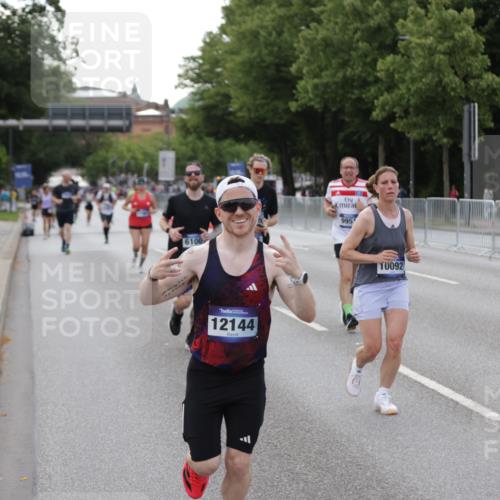 29.06.2025 - hella hamburg halbmarathon Jannik Wohlers http://msf.ph/oto/8143194 29.06.2025 10:08:11 Lombardsbrücke 1427, 6100, 6590, 7476, 9951, 9958, 10035, 10092, 11780, 11967, 12144, 14902, 14965, 15429, 16439 meine-sportfotos.de