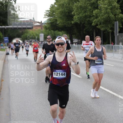 29.06.2025 - hella hamburg halbmarathon Jannik Wohlers http://msf.ph/oto/8143197 29.06.2025 10:08:11 Lombardsbrücke 1427, 6100, 6590, 7476, 9951, 9958, 10035, 10092, 11780, 11967, 12144, 14902, 14965, 15429, 16439 meine-sportfotos.de