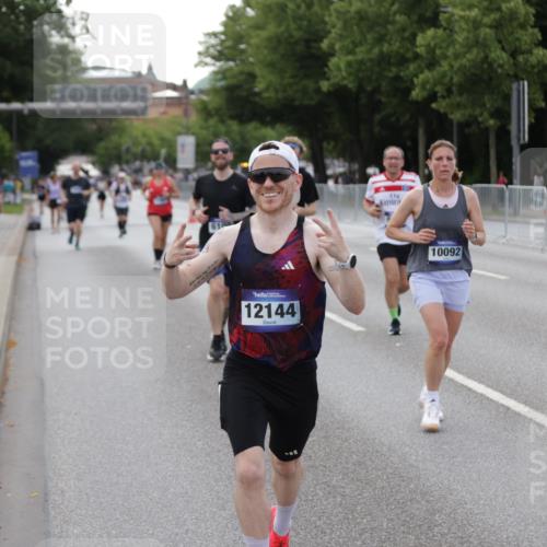 29.06.2025 - hella hamburg halbmarathon Jannik Wohlers http://msf.ph/oto/8143202 29.06.2025 10:08:11 Lombardsbrücke 1427, 6100, 6590, 7476, 9951, 9958, 10035, 10092, 11780, 11967, 12144, 14902, 14965, 15429, 16439 meine-sportfotos.de