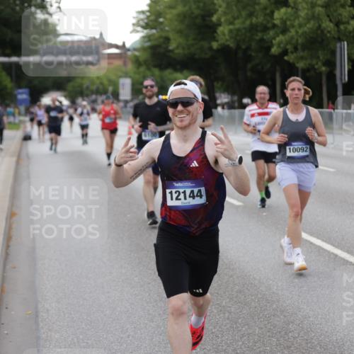 29.06.2025 - hella hamburg halbmarathon Jannik Wohlers http://msf.ph/oto/8143206 29.06.2025 10:08:11 Lombardsbrücke 1427, 6100, 6590, 7476, 9951, 9958, 10035, 10092, 11780, 11967, 12144, 14902, 14965, 15429, 16439 meine-sportfotos.de