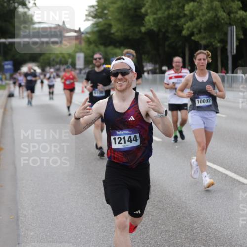 29.06.2025 - hella hamburg halbmarathon Jannik Wohlers http://msf.ph/oto/8143211 29.06.2025 10:08:11 Lombardsbrücke 1427, 6100, 6590, 7476, 9951, 9958, 10035, 10092, 11780, 11967, 12144, 14902, 14965, 15429, 16439 meine-sportfotos.de