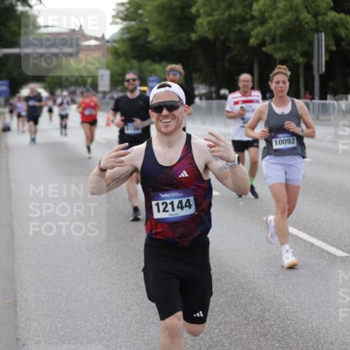 29.06.2025 - hella hamburg halbmarathon Jannik Wohlers http://msf.ph/oto/8143215 29.06.2025 10:08:11 Lombardsbrücke 1427, 6100, 6590, 7476, 9951, 9958, 10035, 10092, 11780, 11967, 12144, 14902, 14965, 15429, 16439 meine-sportfotos.de