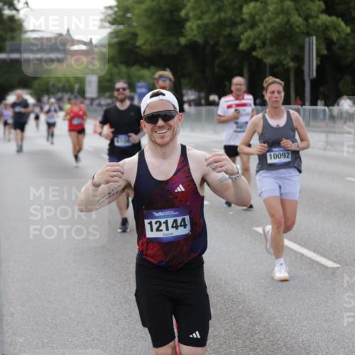 29.06.2025 - hella hamburg halbmarathon Jannik Wohlers http://msf.ph/oto/8143220 29.06.2025 10:08:11 Lombardsbrücke 1427, 6100, 6590, 7476, 9951, 9958, 10035, 10092, 11780, 11967, 12144, 14902, 14965, 15429, 16439 meine-sportfotos.de