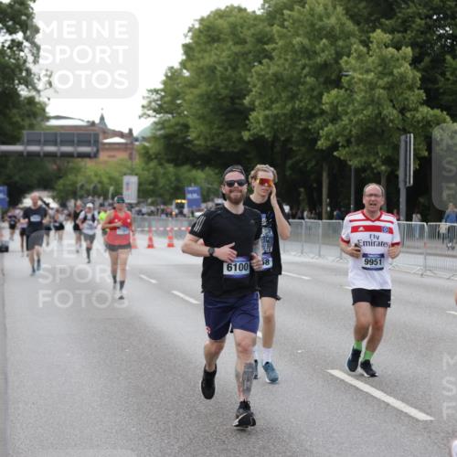29.06.2025 - hella hamburg halbmarathon Jannik Wohlers http://msf.ph/oto/8143226 29.06.2025 10:08:12 Lombardsbrücke 1427, 6100, 6590, 9951, 9958, 10035, 10092, 11780, 11967, 12144, 14902, 14965, 15429, 16439 meine-sportfotos.de