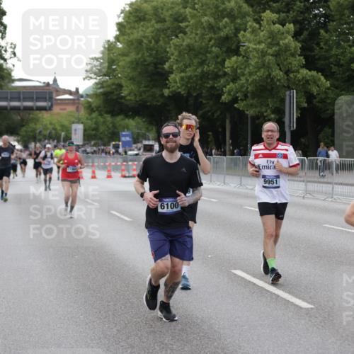 29.06.2025 - hella hamburg halbmarathon Jannik Wohlers http://msf.ph/oto/8143239 29.06.2025 10:08:12 Lombardsbrücke 1427, 6100, 6590, 9951, 9958, 10035, 10092, 11780, 11967, 12144, 14902, 14965, 15429, 16439 meine-sportfotos.de