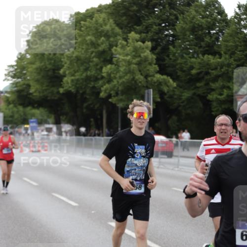 29.06.2025 - hella hamburg halbmarathon Jannik Wohlers http://msf.ph/oto/8143268 29.06.2025 10:08:14 Lombardsbrücke 1427, 3762, 6100, 6590, 9951, 9958, 10035, 10092, 11780, 11967, 12144, 14902, 14965, 16439 meine-sportfotos.de