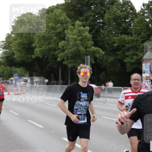 29.06.2025 - hella hamburg halbmarathon Jannik Wohlers http://msf.ph/oto/8143275 29.06.2025 10:08:14 Lombardsbrücke 1427, 3762, 6100, 6590, 9951, 9958, 10035, 10092, 11780, 11967, 12144, 14902, 14965, 16439 meine-sportfotos.de
